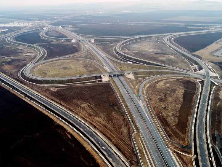 A challenge in traffic management. Photo: aerial view of a motorway junction showing a complex set-up of roads, bridges and underpasses