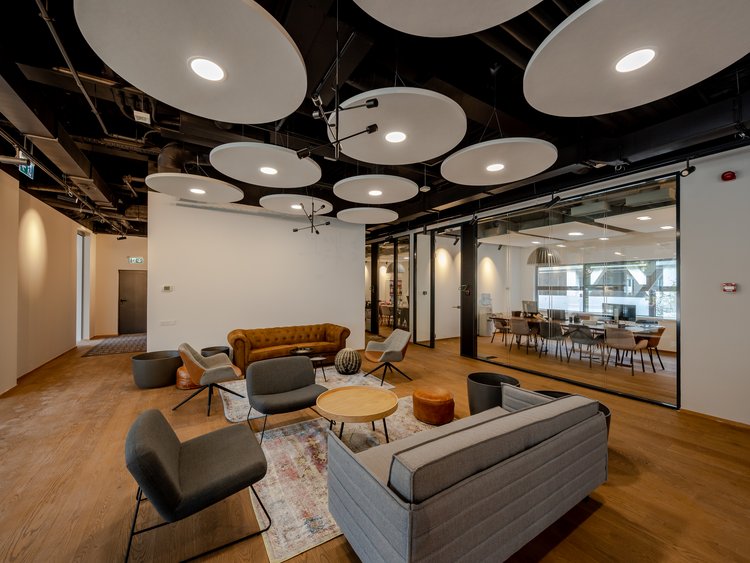 IRIDE 18 - Offices in a prime location. A long office building with an open-plan ground floor and a glass facade on the floors above.